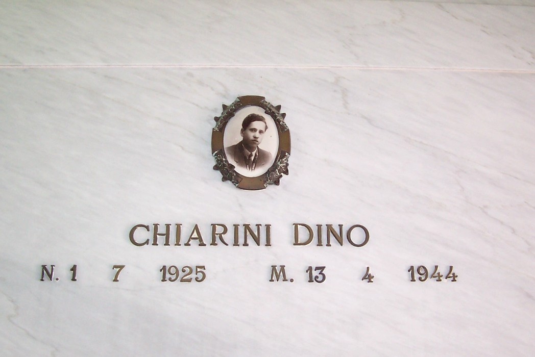 Sacrario dei caduti di Soci, dedicato alla memoria dei soldati, con fotografie e date commemorative.