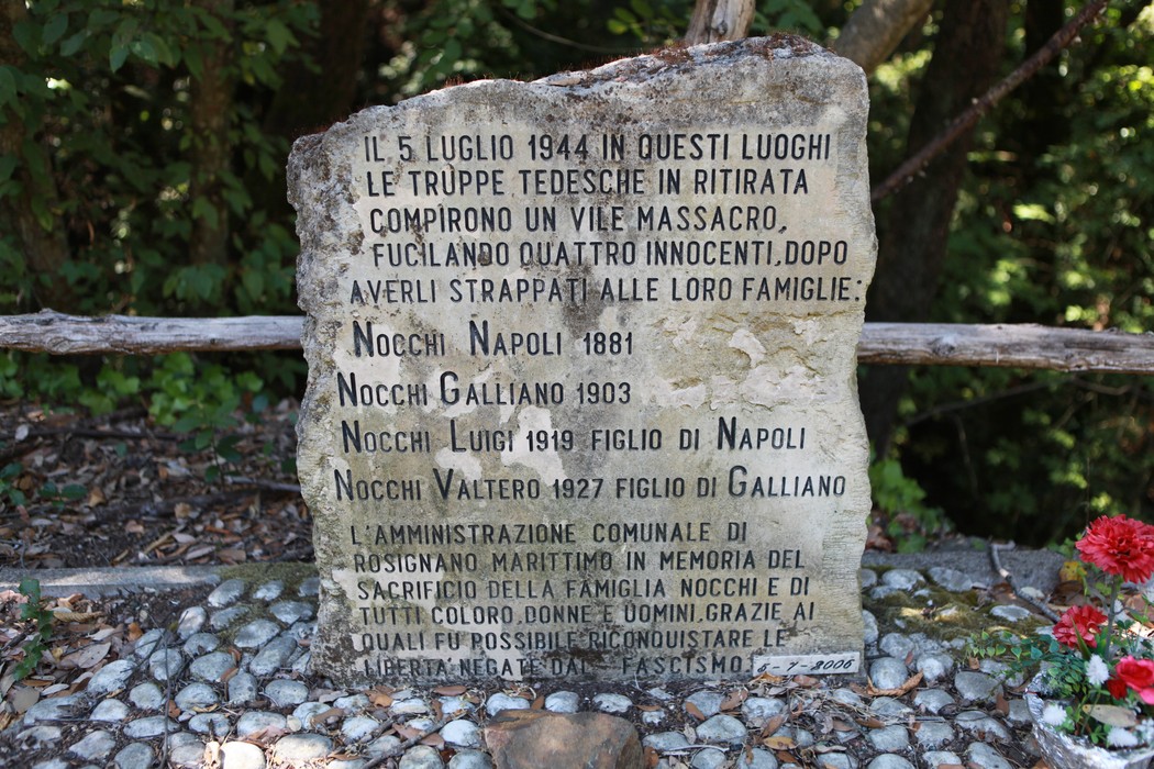 Cippo commemorativo dedicato alla famiglia Nocchi, vittime di un massacro nel luglio 1944.