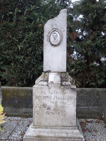 Monumento commemorativo di Delmino Spaggiari, situato a Cervi, simbolo di memoria e riconoscenza.