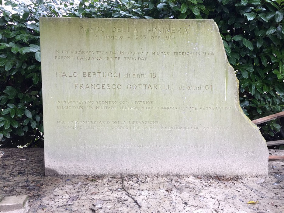Monumento dedicato a Italo Bertucci e Francesco Gottarelli, commemorando eventi storici nel Bosco della Gorinera.