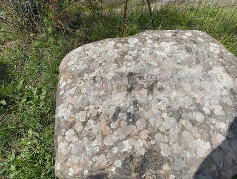 Monumento in memoria dei partigiani caduti a Monte Sabbiuno, evocativo di storia e resistenza.