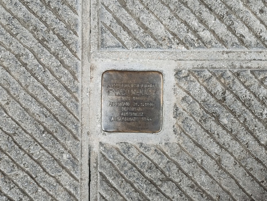 Pietra d'inciampo dedicata a Enrico Menasci, commemorazione nel pavimento di Trevi.
