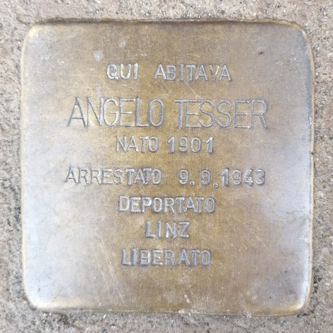 Pietra d'inciampo dedicata ad Angelo Tesser, commemorando la sua storia di deportazione e liberazione.