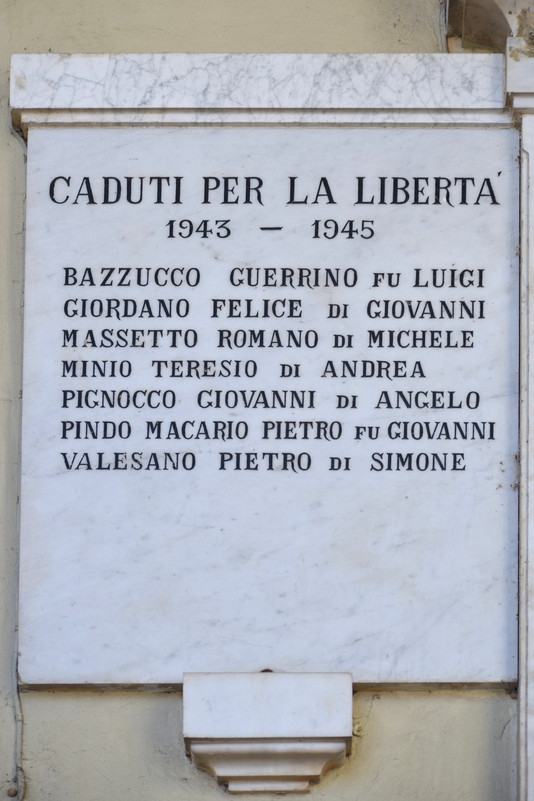 Lapidi commemorative in marmo dedicate ai caduti per la libertà del 1943-1945.