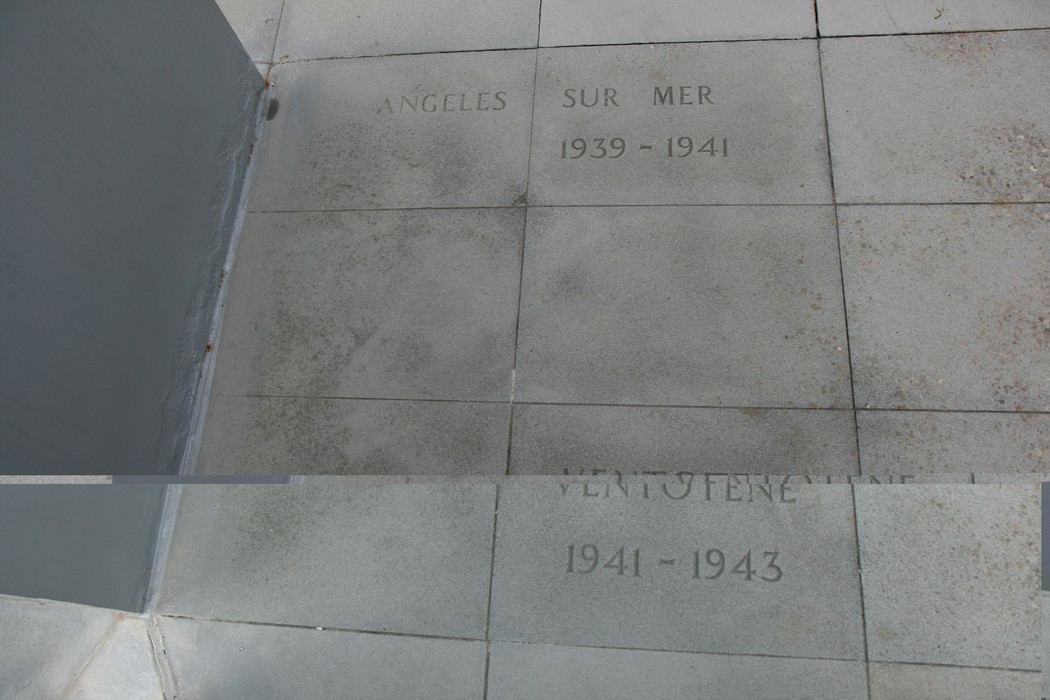 Monumento commemorativo con incisioni storiche dedicato ai caduti tra il 1939 e il 1943.