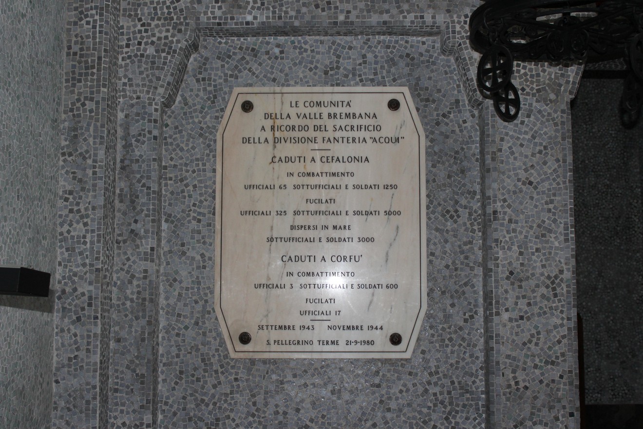 Lapide commemorativa dedicata ai caduti di Cefalonia e Corfù, con iscrizioni su marmo.