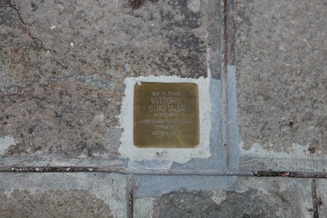 Pietra d'inciampo a Guastalla commemorativa con nome e data di arresto di Vittorio.