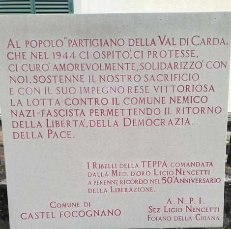 Monumento in pietra dedicato al popolo partigiano della Val di Carda, con iscrizioni commemorative sulla resistenza.