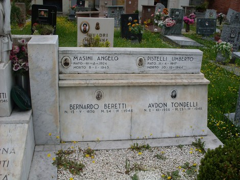 Sacrario dei Caduti per la Libertà di Mancalese, commemorazione dei caduti con lapidi in un cimitero.