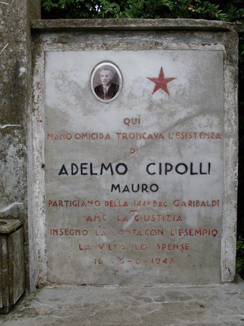 Cippo commemorativo in onore di Adelmo Cipolli, partigiano della 144^ Brigata Garibaldi.