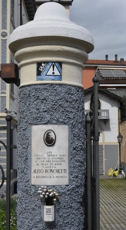 Lapide commemorativa dedicata ad Alfio Ronchetti, situata a Ronchetti, con elementi architettonici storici.