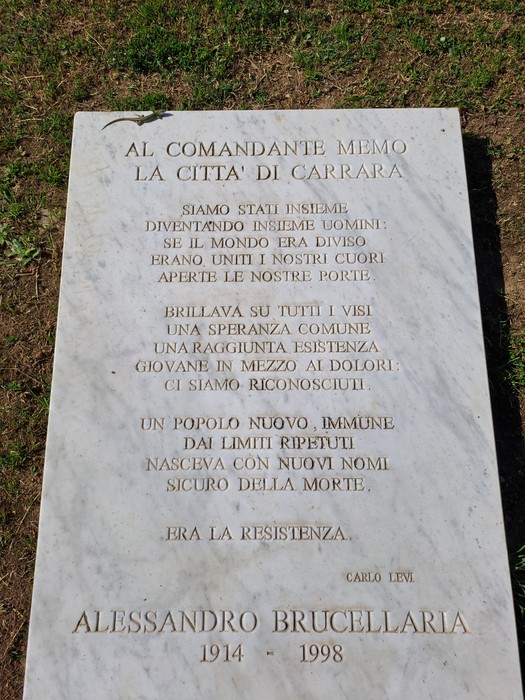 Monumento a Brucellaria, in ricordo di Carlo Levi, con iscrizione commemorativa su base in pietra.