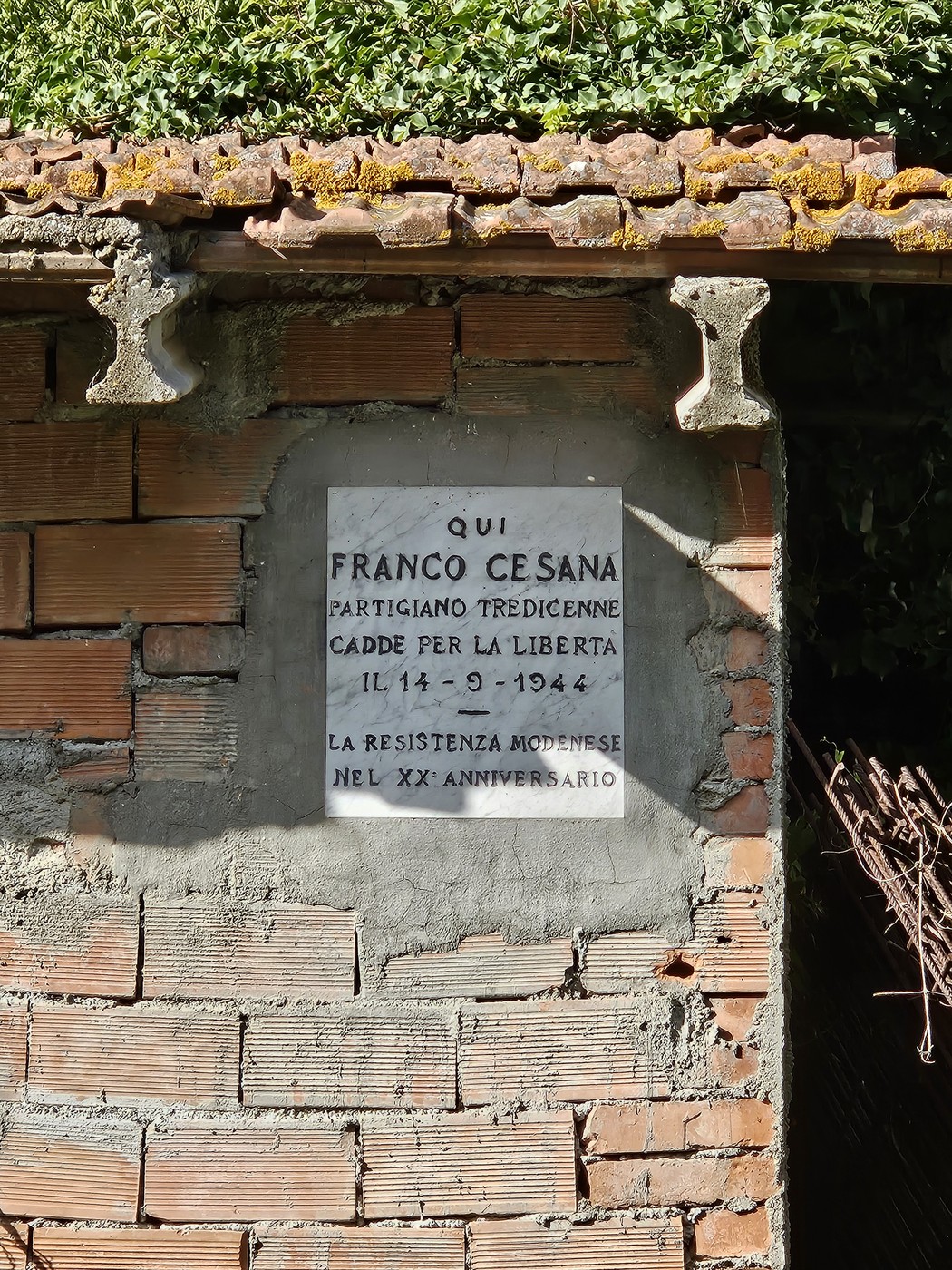 Lapide commemorativa dedicata a Franco Cesana, partigiano caduto per la libertà nel 1944.
