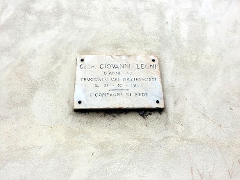 Lapide commemorativa dedicata a Giovanni Leoni, vittima del nazifascismo.