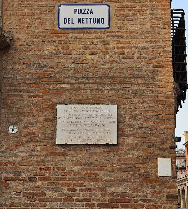 Lastra commemorativa dedicata a Andrea Zamboni in Piazza del Nettuno a Bologna.