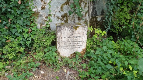 Lapide commemorativa dedicata a Mauro Cignitti, vittima di un attentato. Ricordo della memoria storica.