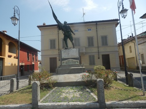 Monumento ai caduti di Palazzolo, commemorazione dei soldati con statue e dedica in un contesto urbano.