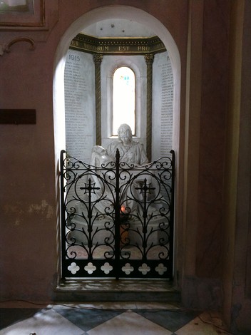 Monumento ai Caduti di Campagnola, un tributo in marmo con decorazioni e una suggestiva illuminazione.