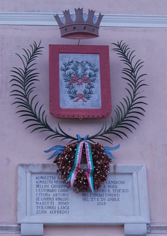 Lapide commemorativa con simboli patriottici e corona di alloro, dedicata ai caduti per la Libertà.