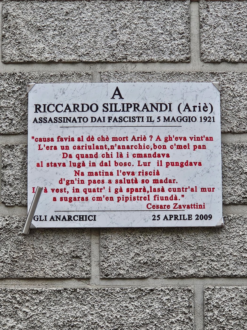 Lapide commemorativa a Riccardo Siliprandi, assassinato dai fascisti il 5 maggio 1921, con scritte di omaggio.