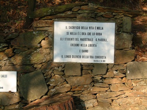 Monumento commemorativo nel Parco della Resistenza del Monte Brugiana, che ricorda il sacrificio per la libertà.