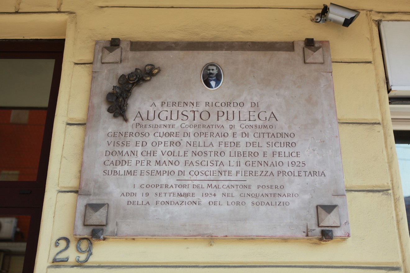 Lapide commemorativa di Augusto Pulega, dedicata al suo impegno sociale e alla resistenza antifascista.