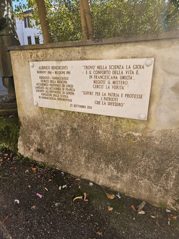 Monumento a Benedicenti con iscrizioni che celebrano il suo contributo alla scienza e alla patria.