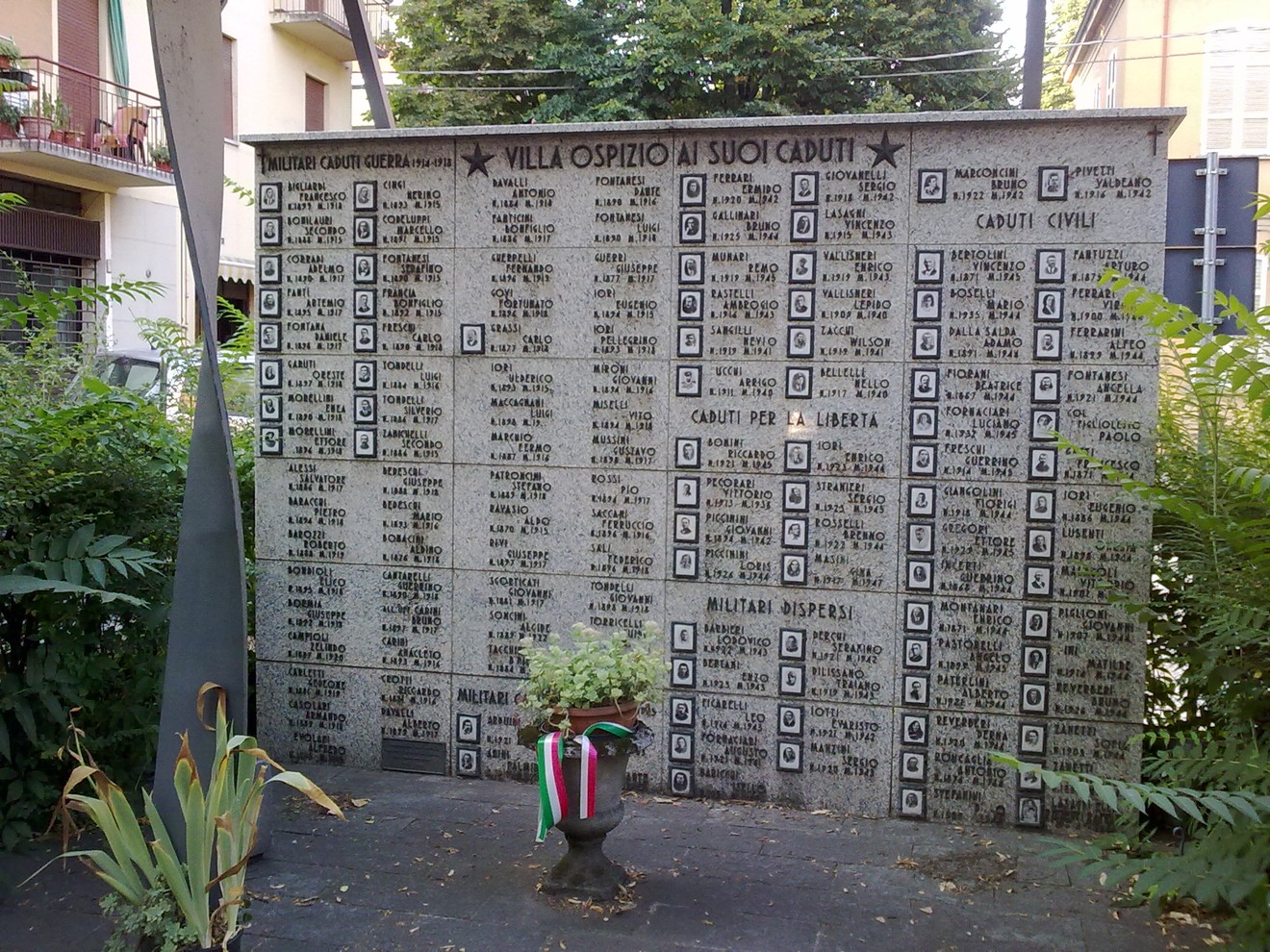 Monumento commemorativo ai caduti di Villa Ospizio, con nomi di militari e civili onorati.