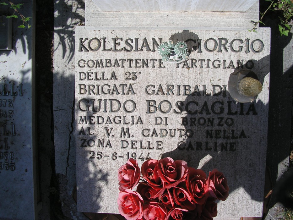Tomba di Giorgio Kolesian, partigiano decorato, commemorazione a Guido Boscaglia. Fiori rossi in ricordo.