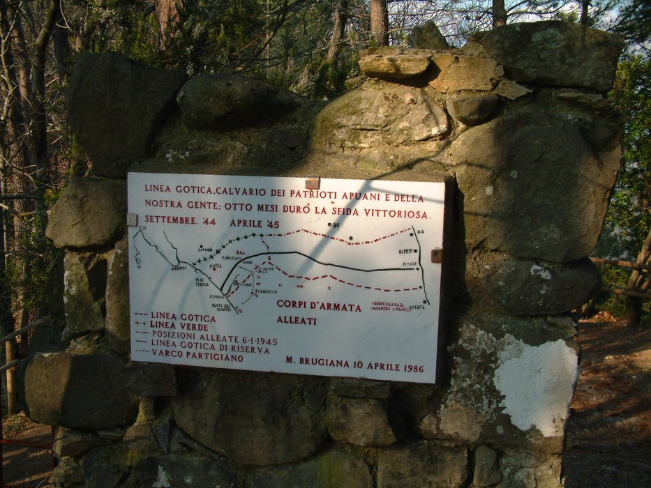 Monumento al Parco della Resistenza del Monte Brugiana, che ricorda eventi storici della Seconda Guerra Mondiale.