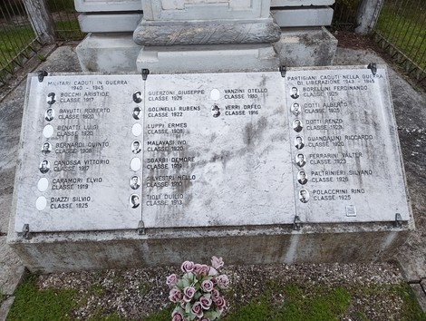 Monumento ai caduti di Quarantoli, con nomi incisi in memoria dei soldati e partigiani. Scorcio del monumento.
