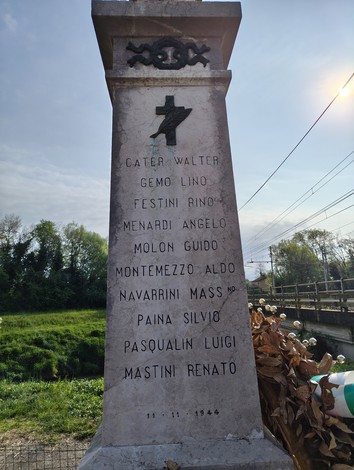 Il Monumento ai dieci martiri ricorda le persone cadute, con iscrizioni su una stele in pietra.