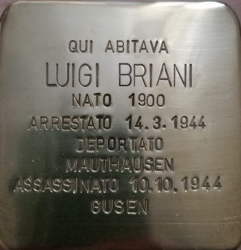 Pietra d'inciampo in ottone incassata nel selciato, con iscrizione dedicata a Luigi Briani.