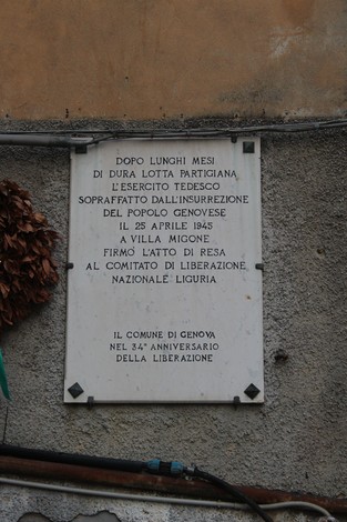 Lapide commemorativa che celebra la resa dell'esercito tedesco a Villa Migone nel 1945.