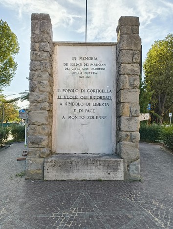 Monumento ai caduti di Corticella, in memoria dei soldati partigiani e simbolo di libertà e pace.