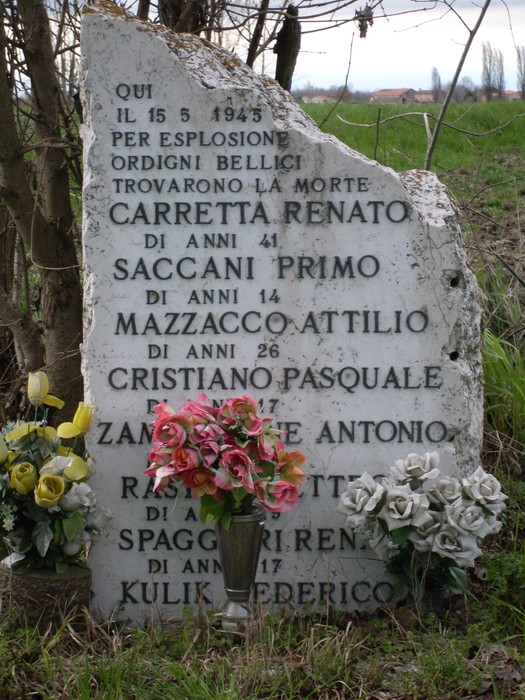 Cippo commemorativo dedicato alle vittime del bombardamento del 15 maggio 1945. Fiori in omaggio.