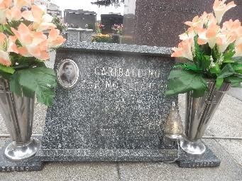 Sacrario dei partigiani di Cappuccini, con lapide e fiori commemorativi in un ambiente silenzioso.