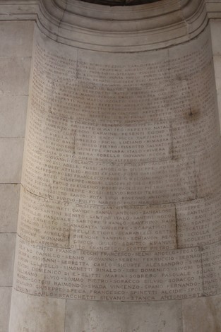 Dettagli architettonici del "Sacrario del Ponte Monumentale" con iscrizioni commemorative su una colonna.