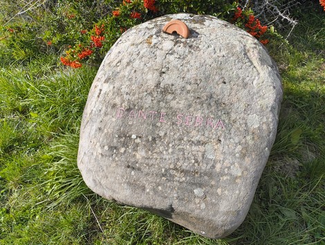Monumento ai partigiani caduti a Monte Sabbiuno, custodisce la memoria storica del luogo.