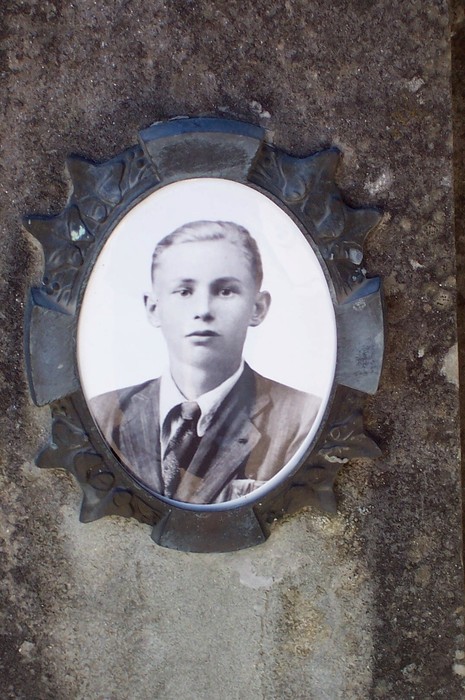 Ritratto commemorativo su un monumento ai caduti di Tugliano, in onore dei giovani sacrificatisi per la patria.