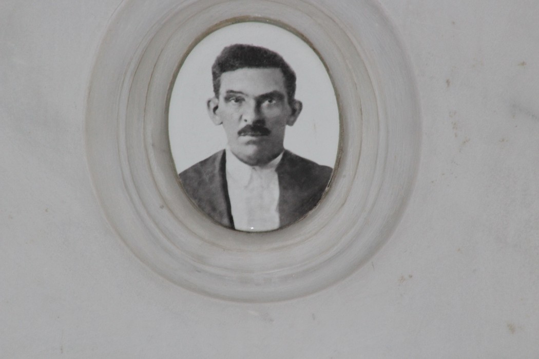Immagine del Sacrario dei partigiani di Torbella con un ritratto in bianco e nero di un uomo.