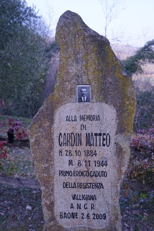 Cippo commemorativo dedicato a Cardin Matteo, primo caduto della Resistenza, situato a Valliaggia.
