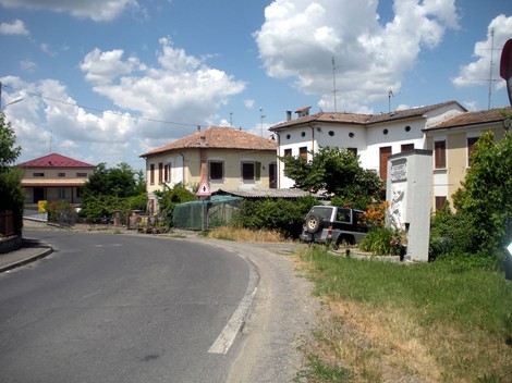 Monumento a Magnani e Cavallari, situato lungo la strada in un contesto residenziale.