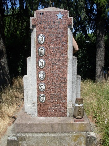Monumento ai Caduti di Ghiarda, commemorazione dei soldati caduti in guerra con ritratti e iscrizioni dedicati.