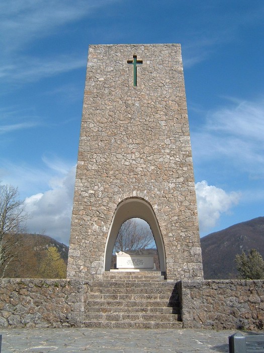 Monumento commemorativo dell'Ossario di Sant'Anna di Stazzema, simbolo di memoria e rispetto per le vittime.