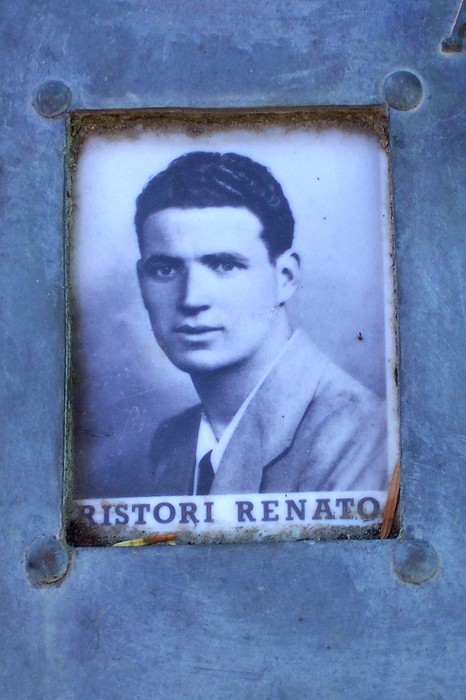Monumento commemorativo dedicato a Crespi e Ristori, con fotografia di Renato Ristori.