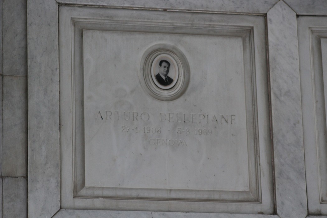 Viso commemorativo e iscrizione di Arturo Delli Piane nel Sacrario dei partigiani di Torbella.