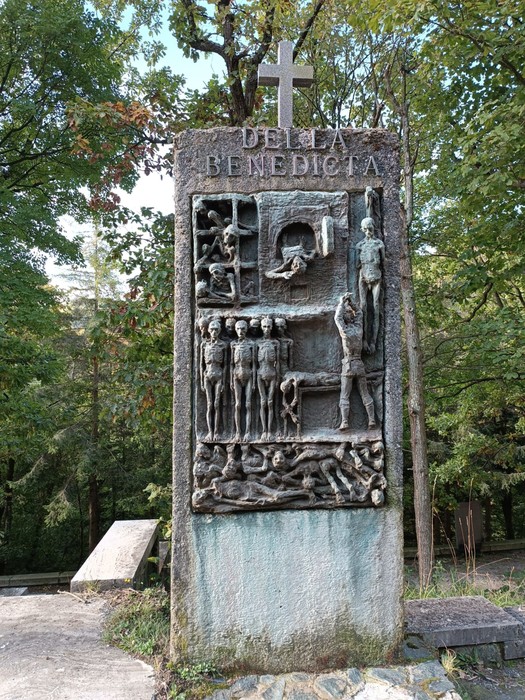 Il Memoriale dei caduti della Benedicta, con sculture che commemorano la memoria dei caduti, circondato da un bosco.
