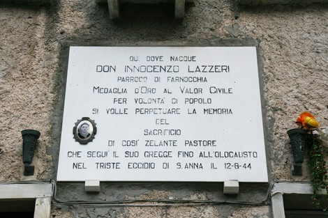 Lapide commemorativa e busto dedicati a Don Lazzeri, parroco di Farnocchia, insignito della Medaglia d'Oro al Valor Civile.