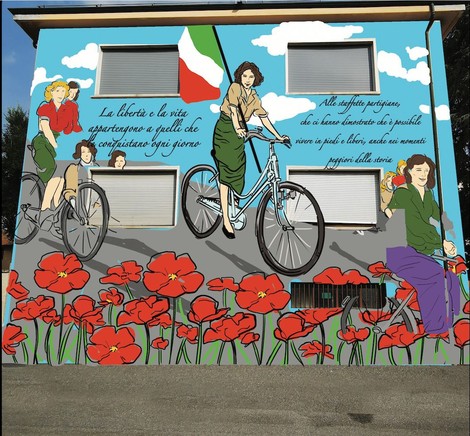 Murale dedicato alle staffette partigiane, simbolo di libertà e resistenza. Colori vivaci e figure femminili in bicicletta.